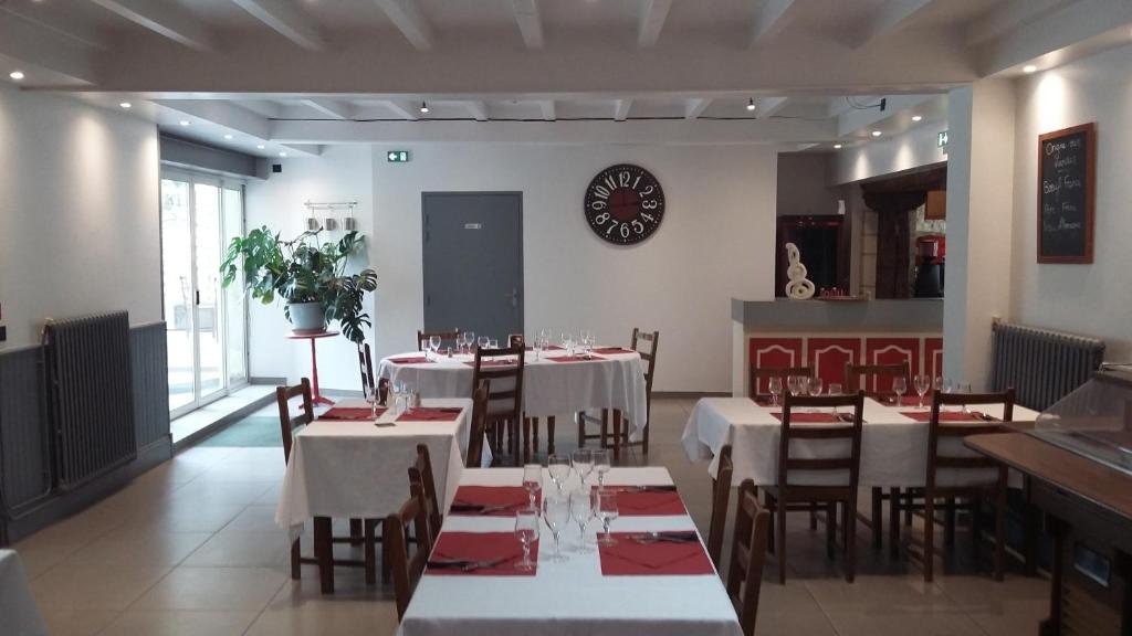 Salle du restaurant à Berneuil